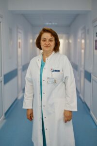 Maia Brodescu - biochimist in laborator