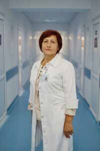 Maria Covalenco - biochimist in laborator